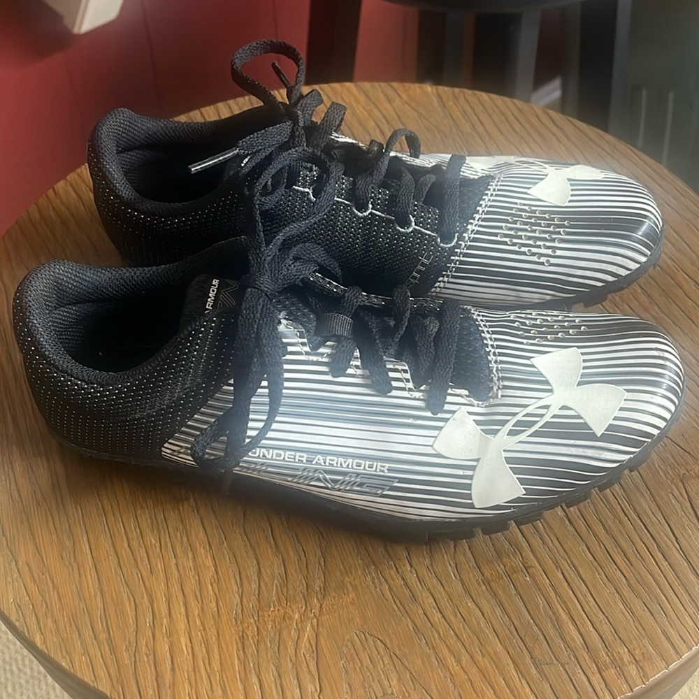 Under Armour Kick Sprint track shoes. Used but really good condition. Size 7.5